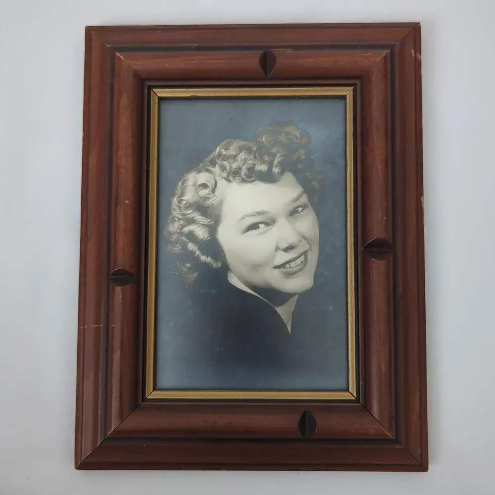 Vintage Taylor Swift Look-A-Like Photograph Relative Grandma Retro Black White‎